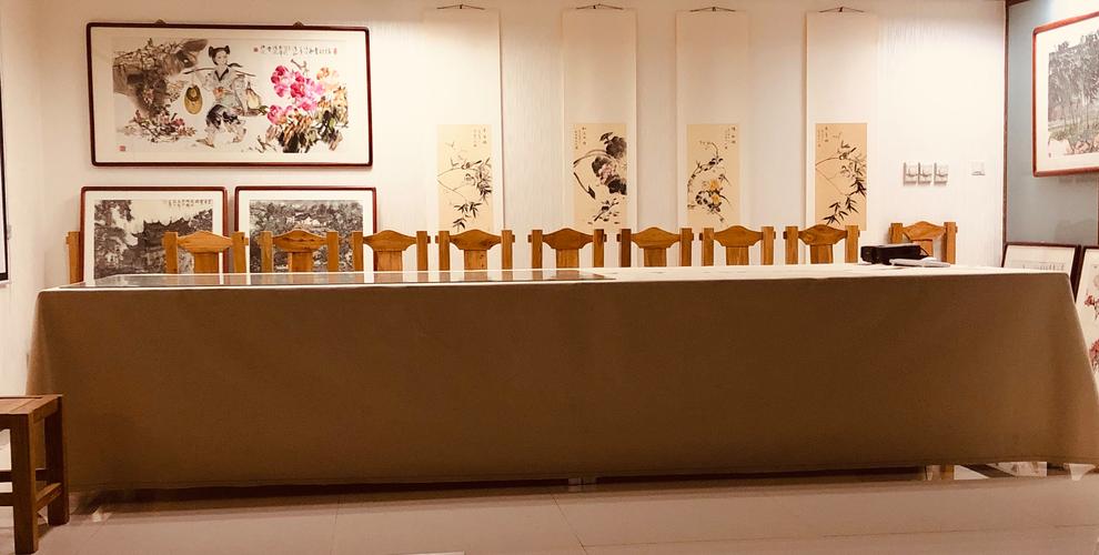 张可,公司经营范围包括:文化艺术交流活动策划;会议及展览